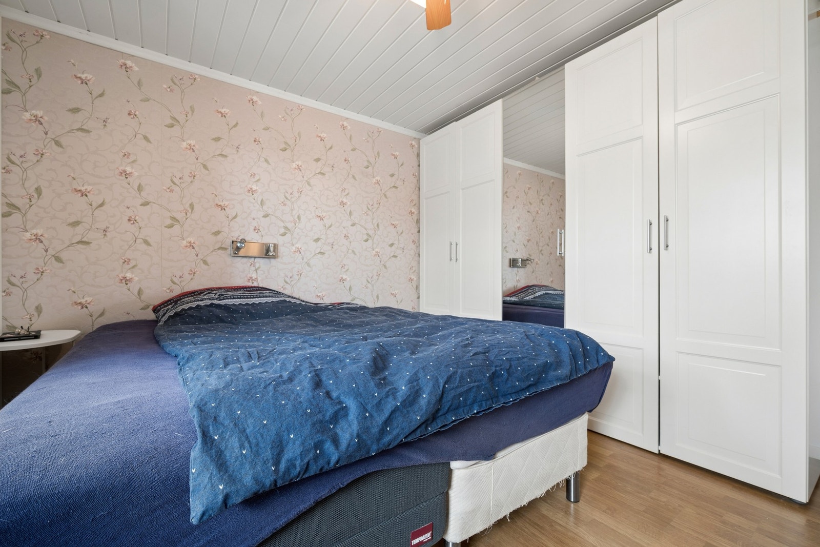 Godt med oppbevaringsplass i garderobeskap på et av soverommene. Galleribilde