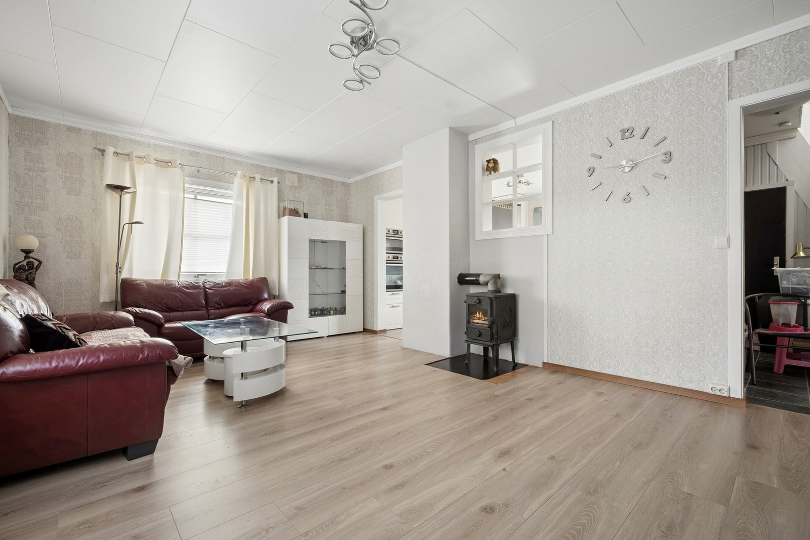 Stuen har god plass til både sofagruppe og øvrig møblement. Galleribilde