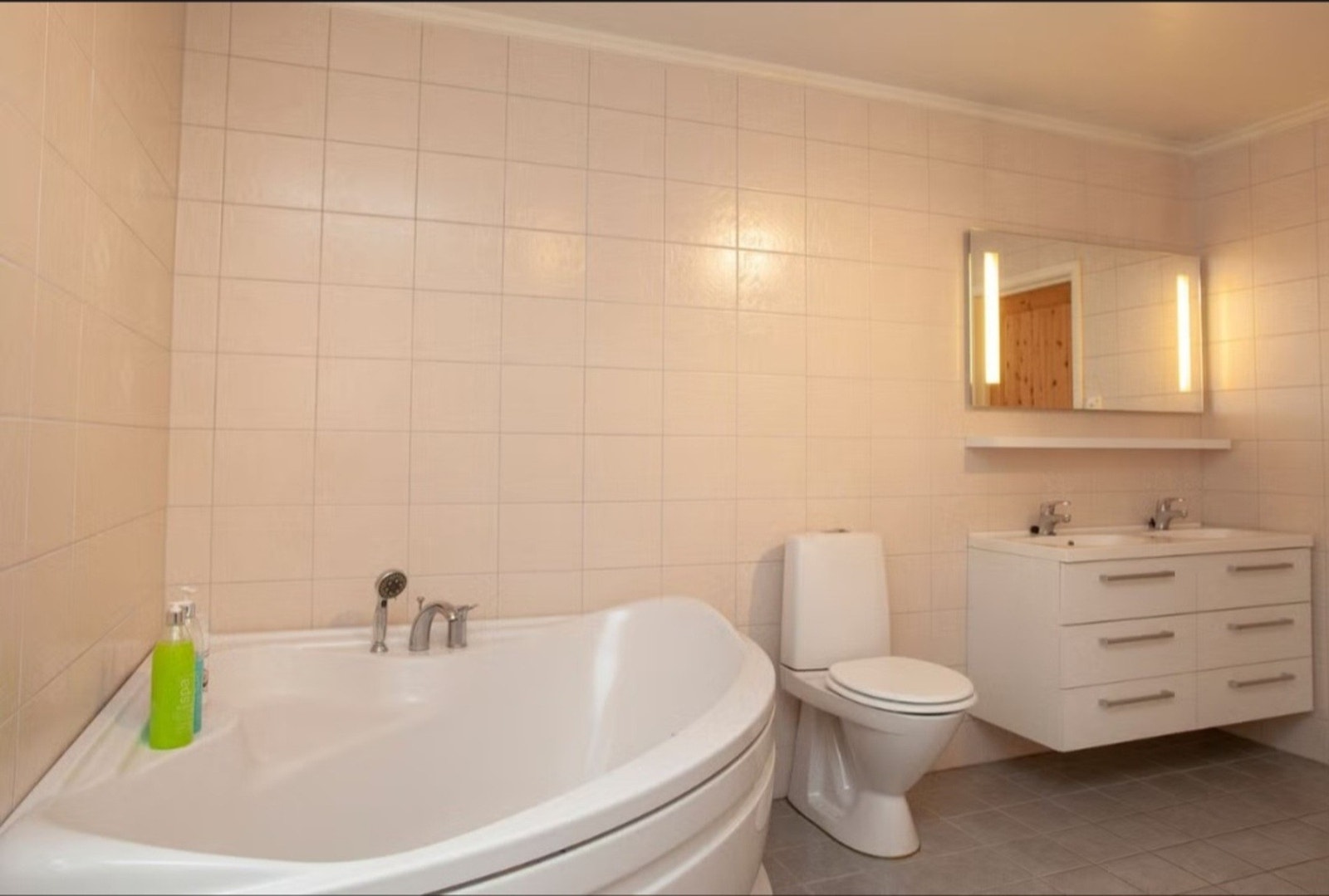 Badet er også utstyrt med et romslig hjørnebadekar. Galleribilde