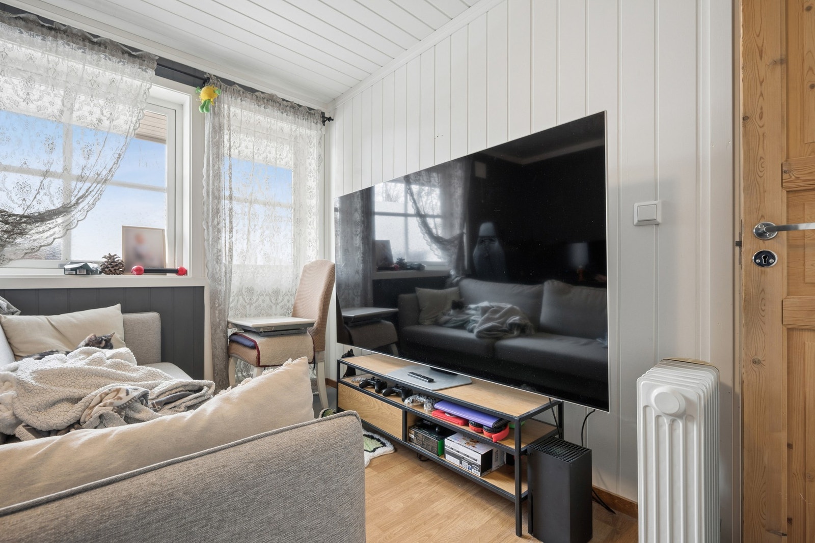 Boligen har flere rom som kan innredes etter behov, for eksempel som en ekstra TV-stue. Galleribilde