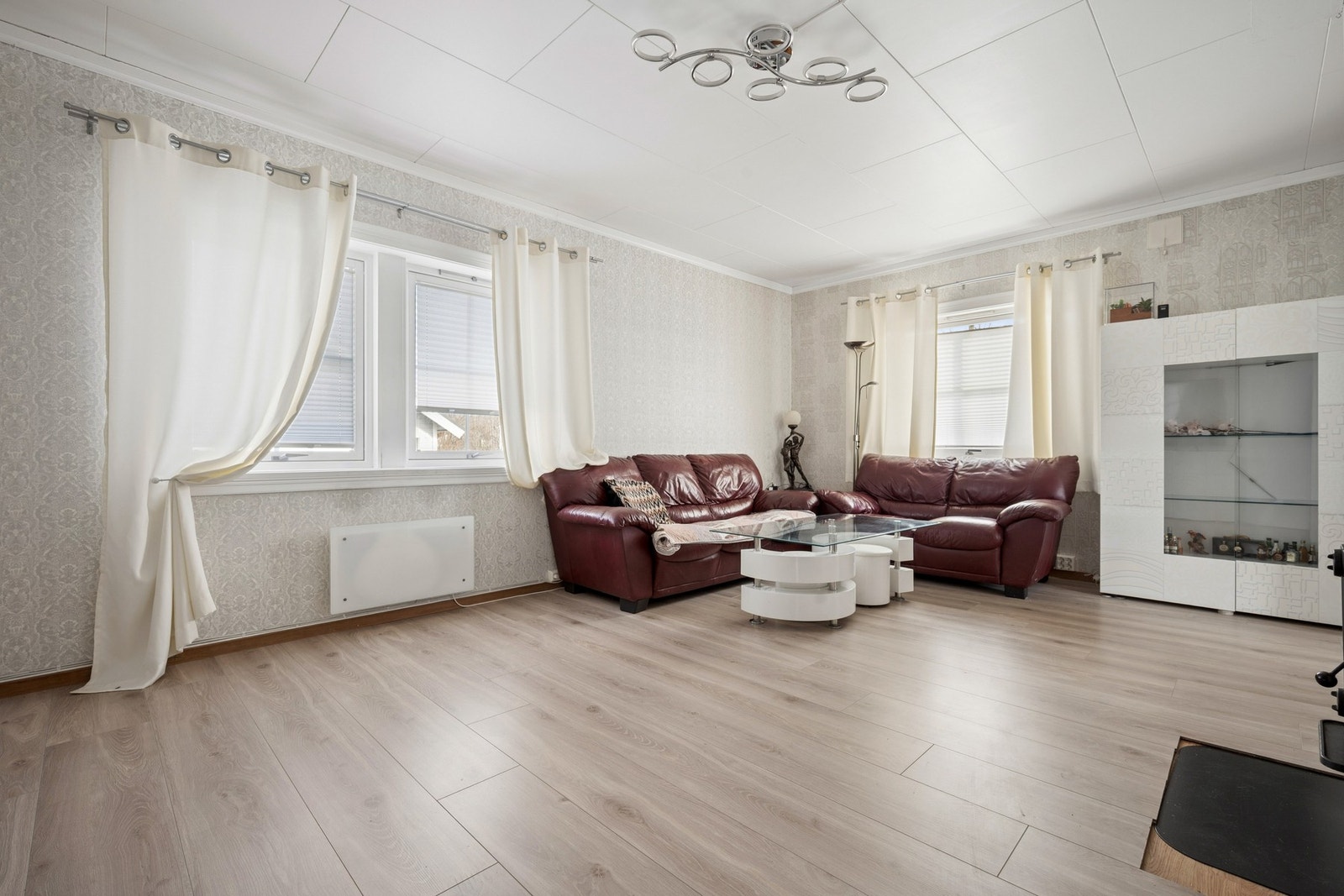Store vindusflater gir godt med dagslys til oppholdsrommet. Galleribilde
