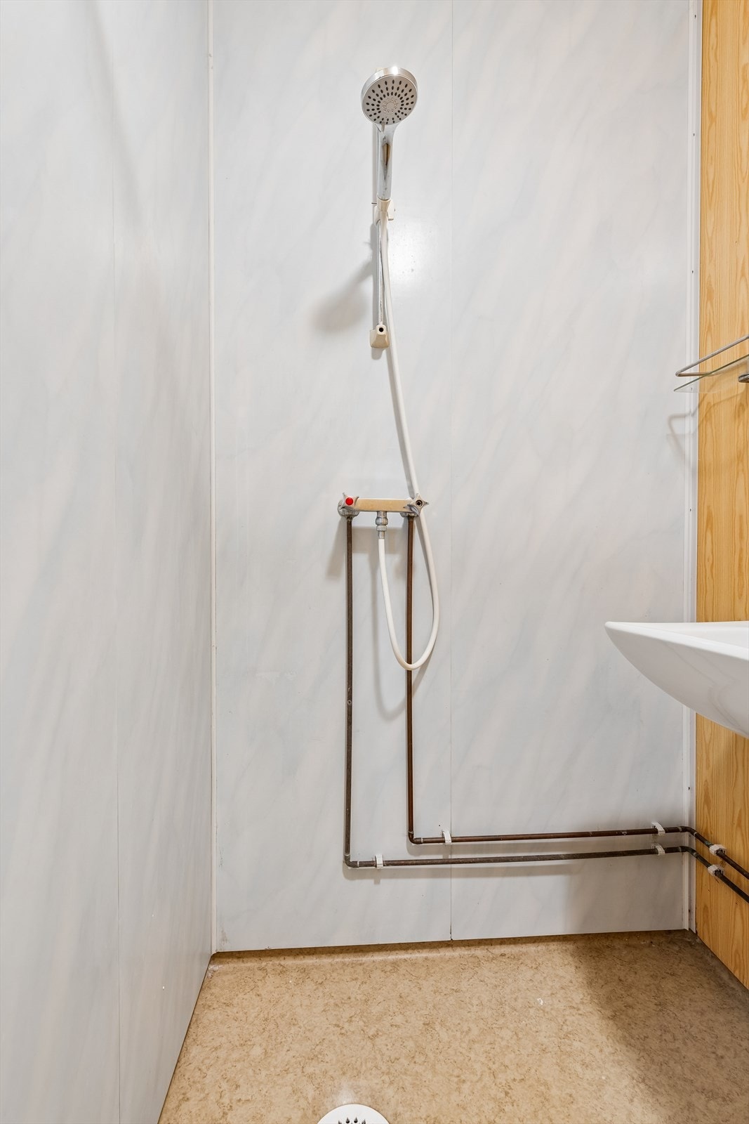 Dusj montert på vegg. Badet har mekanisk sentralavtrekk, og leilighetens interne stoppekran er plassert her. Galleribilde