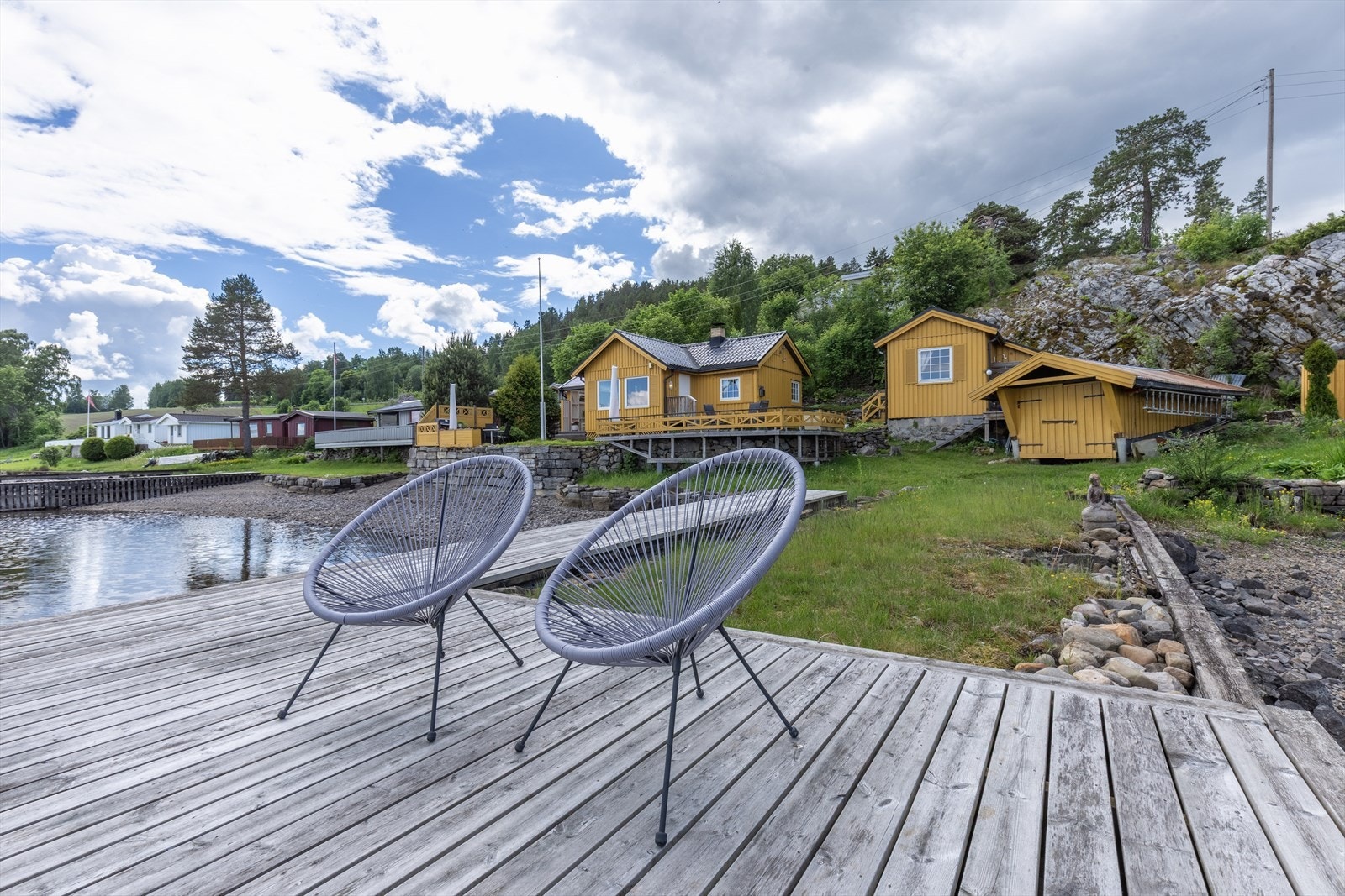 Fra bryggen kan man se hyttas plassering i naturskjønne omgivelser. Galleribilde
