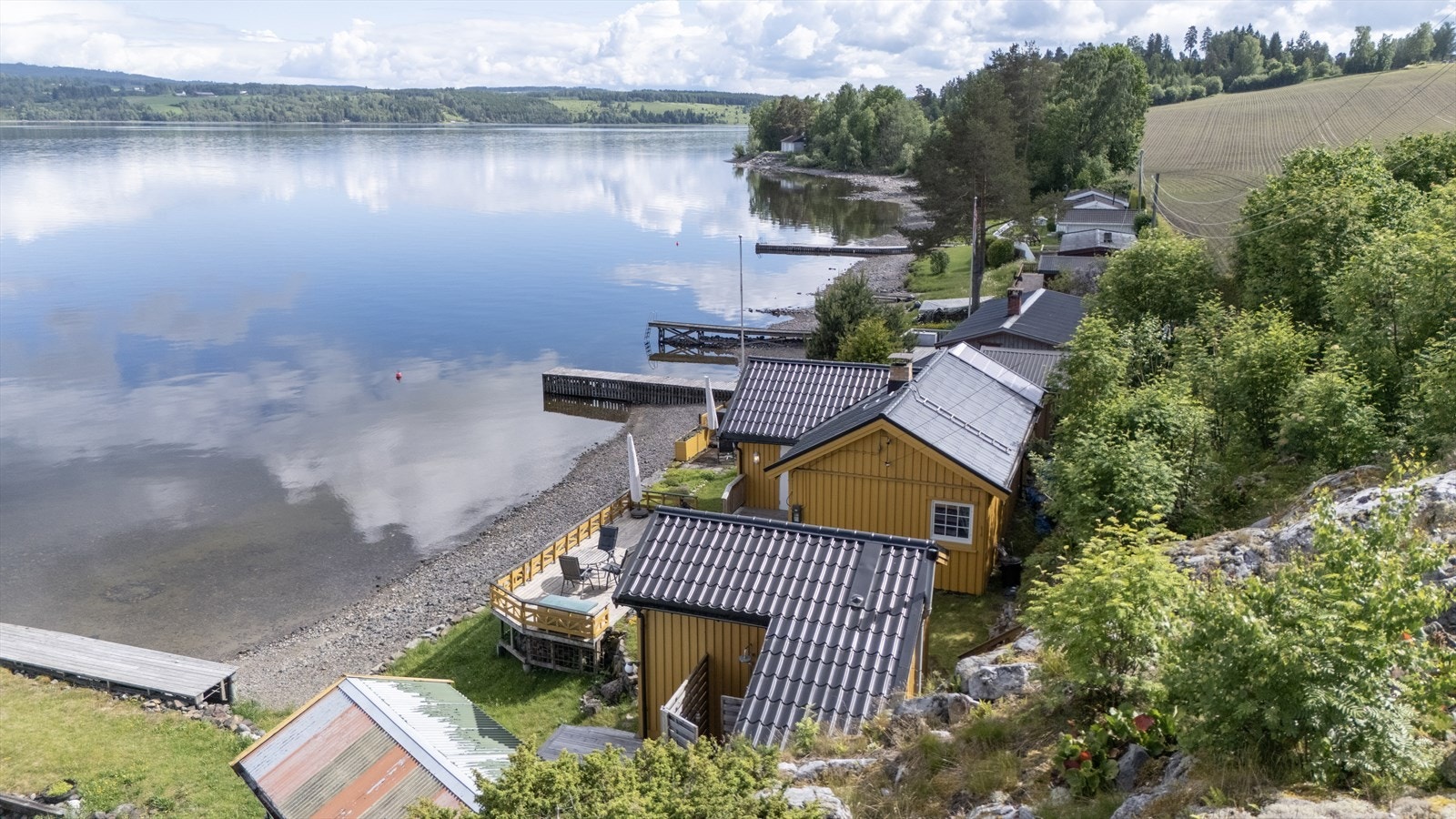 Hytten har en flott beliggenhet med utsikt over Mjøsa. Galleribilde