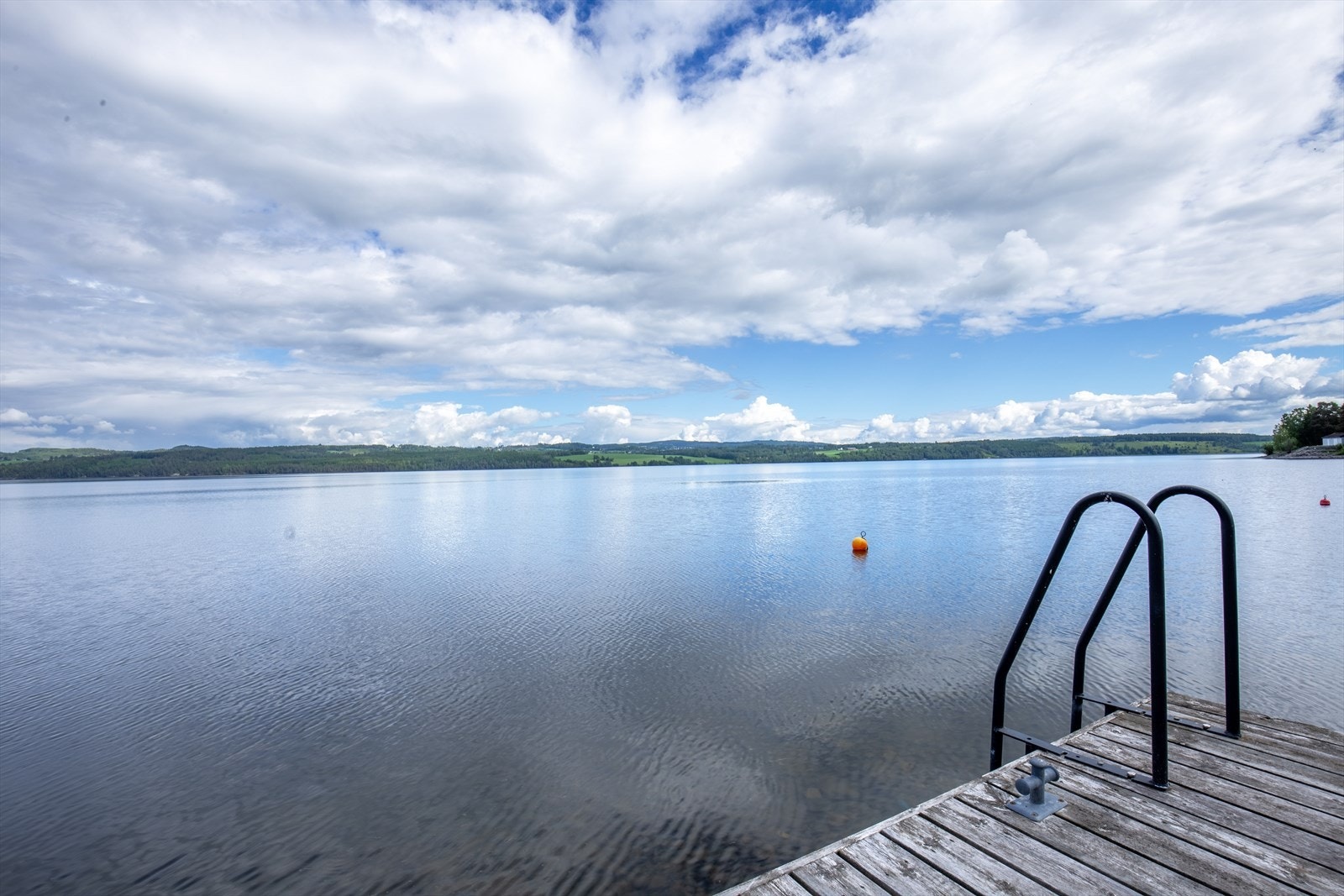 Privat brygge gir enkel adgang til Mjøsa, ideelt for bading og båtliv. Galleribilde