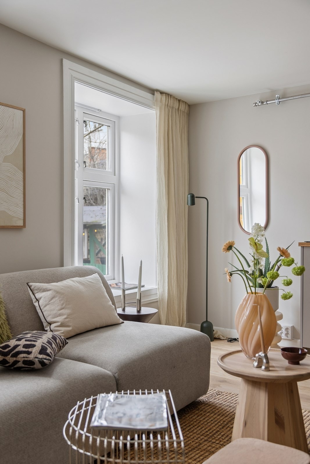 Leiligheten ligger med inngang og vinduer mot bakhagen Galleribilde