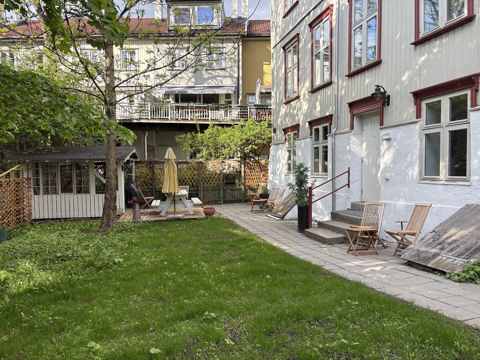Leiligheten har utgang til nydelig bakhage. Galleribilde