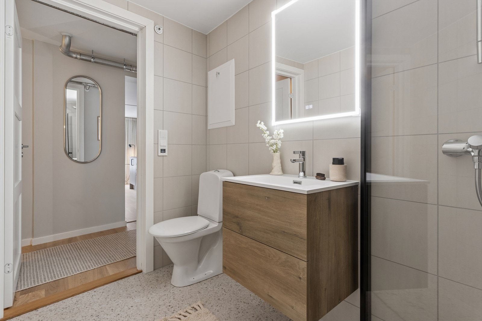 Moderne bad med lyse fliser og varmekabler Galleribilde