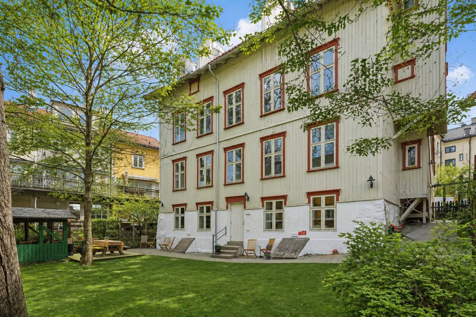 Bakhagen er meget hyggelig, her er AI benyttet til å gjøre gress og trær grønne Galleribilde