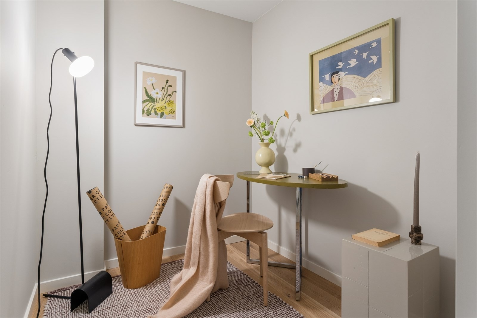 Det er en stor innvendig bod som i dag er innredet som hjemmekontor Galleribilde