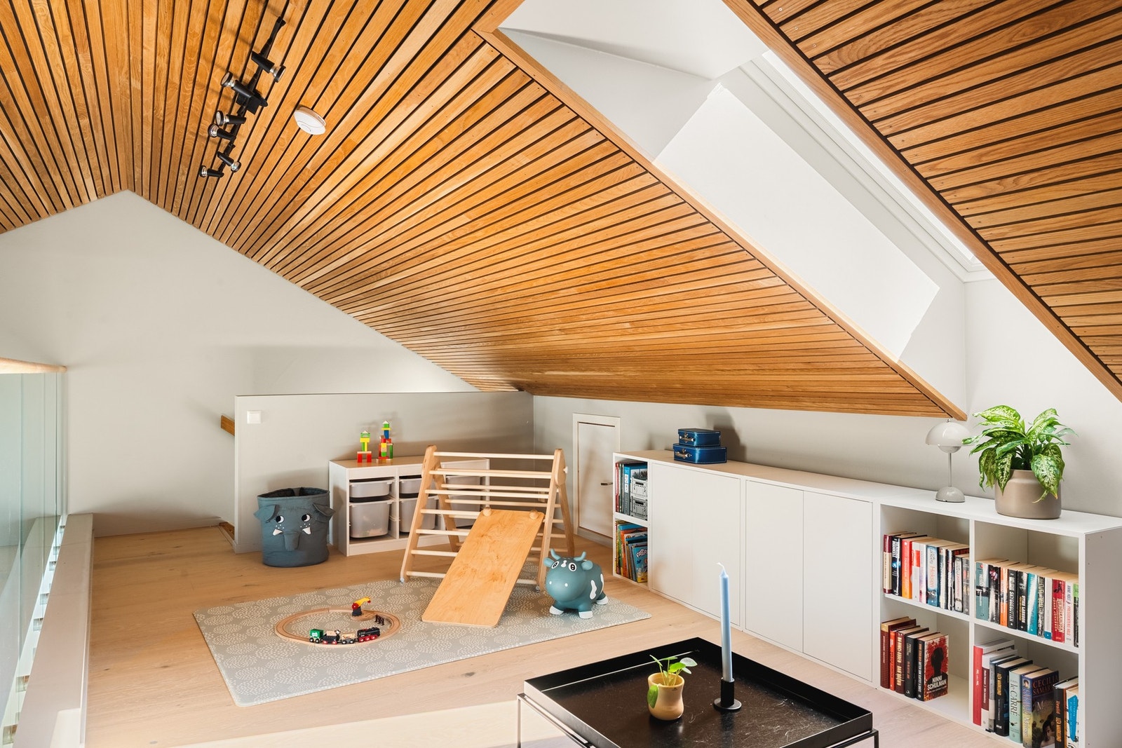 Loftstuen er genial for en familie. Her kan du trekke deg unna og nyte en god bok. Galleribilde