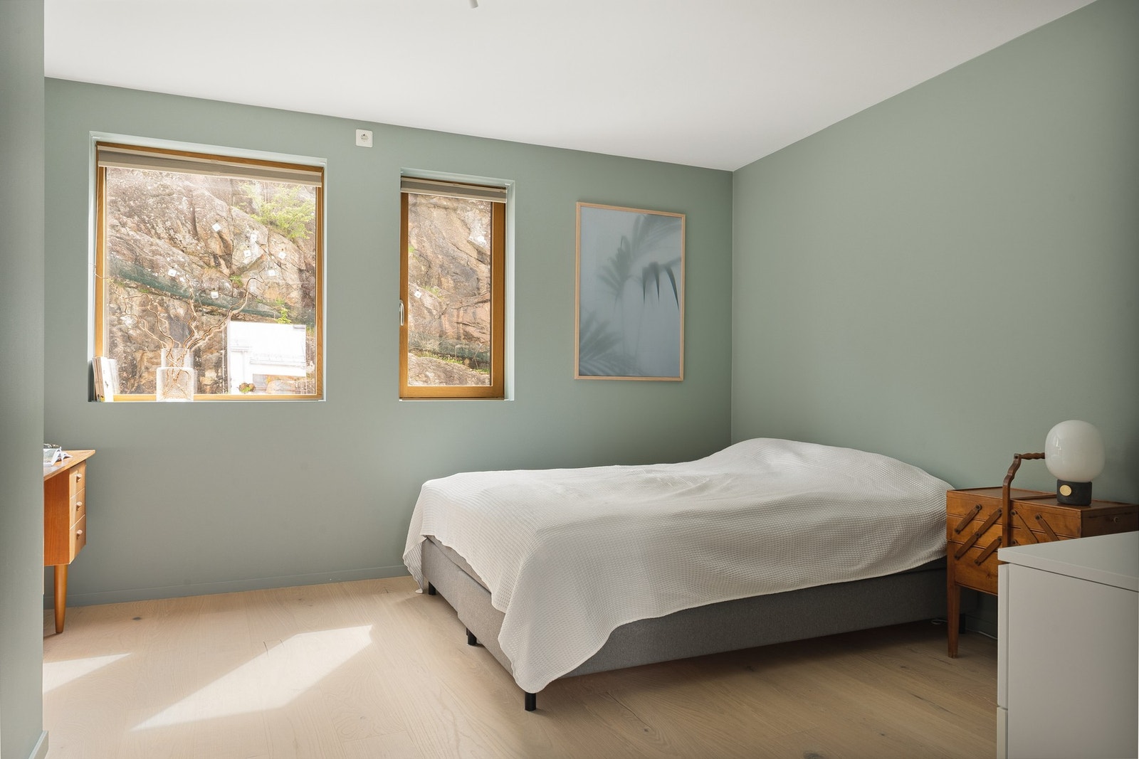 Gjennomgående 1-stavs parkett i alle soverommene gir et helhetlig og moderne uttrykk. Galleribilde