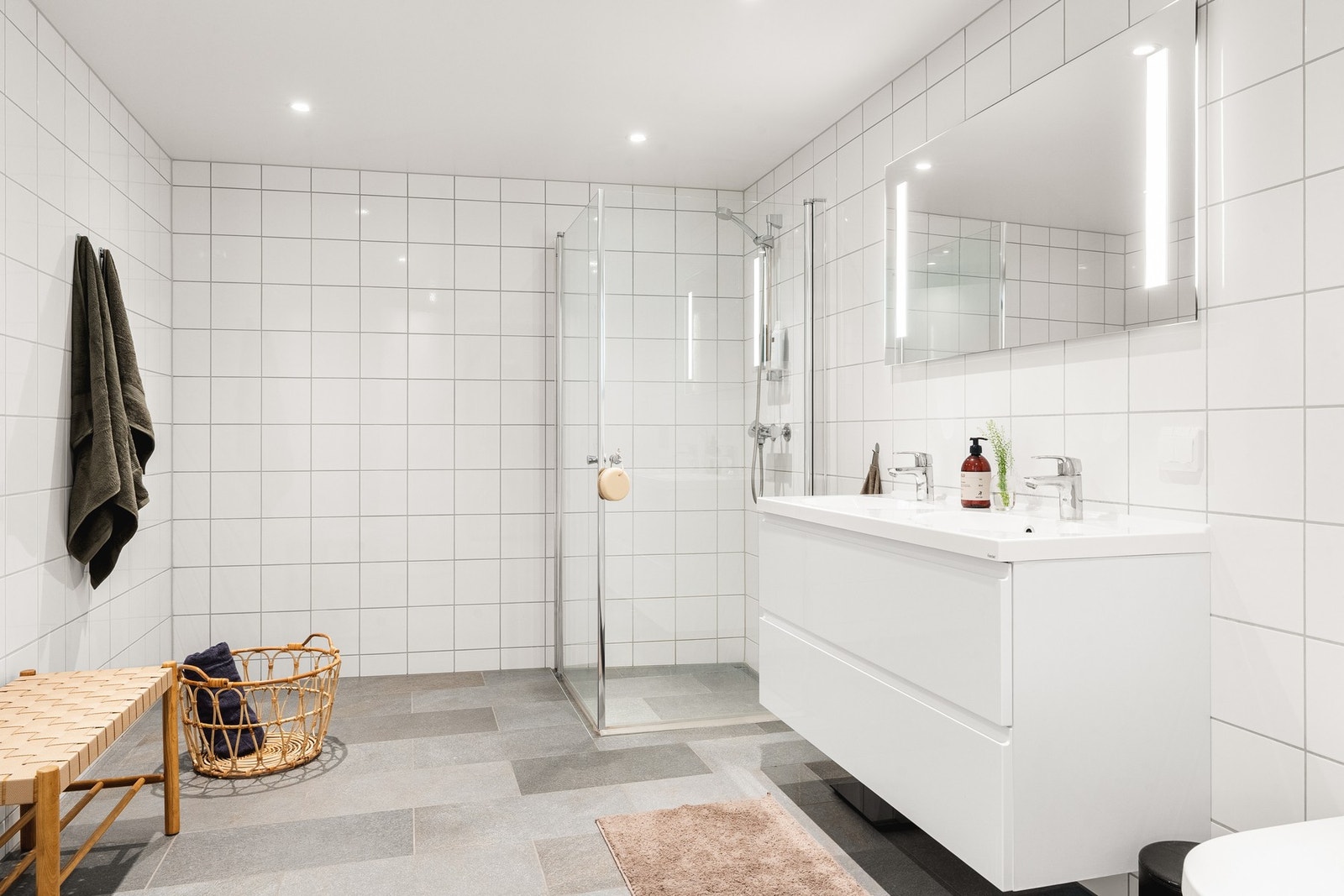 Boligen har to bad som er praktisk plassert i forhold til de øvrige rommene. Hovedbadet er av meget god størrelse på 9kvm. Galleribilde