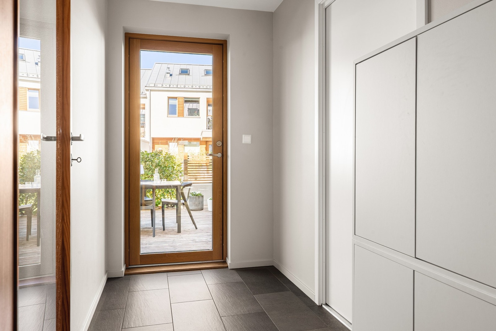 Fra 1. etasje er det direkte utgang til en flott terrasse på hele 33 kvm. Galleribilde