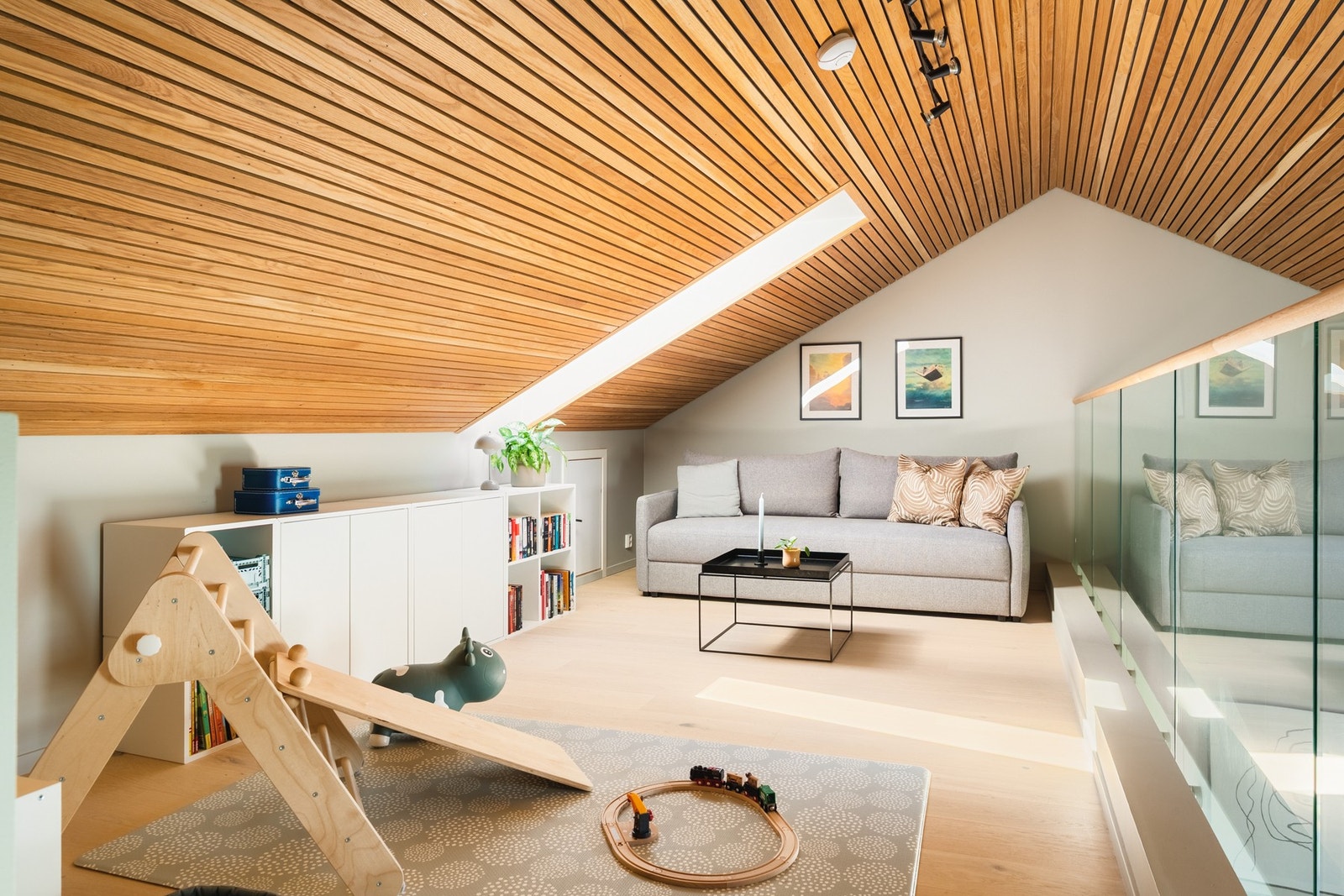 Her er det innredet som en loftstue/ stue nummer to. Galleribilde