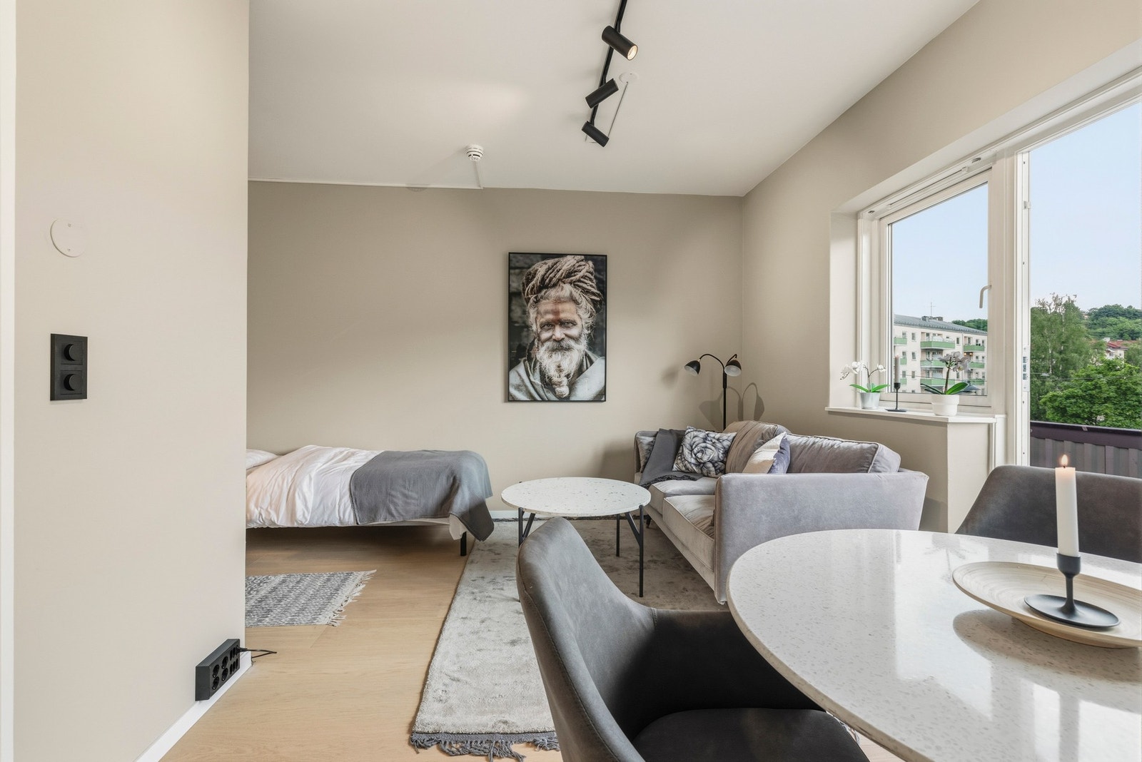 Det er mulig å sette opp lettvegg i stue for å etablere en adskilt sovealkove. Galleribilde