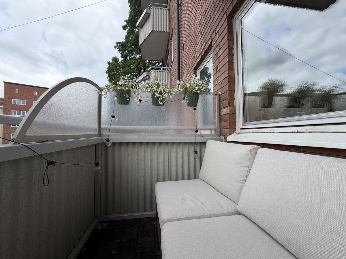 Nordvestvendt balkong, utemøbler følger med. Galleribilde