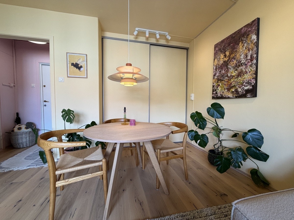 I stuen er det en stor skyvedørsgarderobe med god plass til oppbevaring. Galleribilde