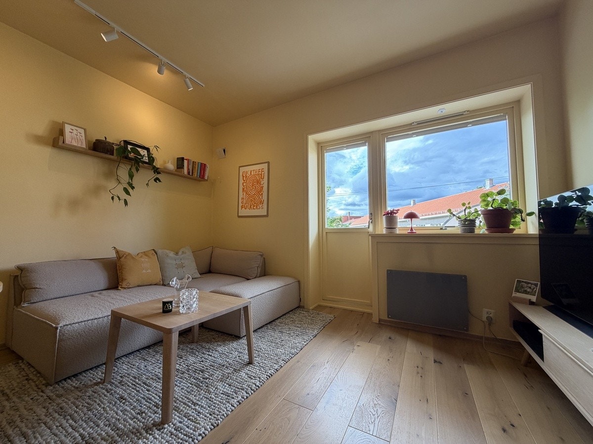 Det er utgang til balkongen fra stuen. Galleribilde