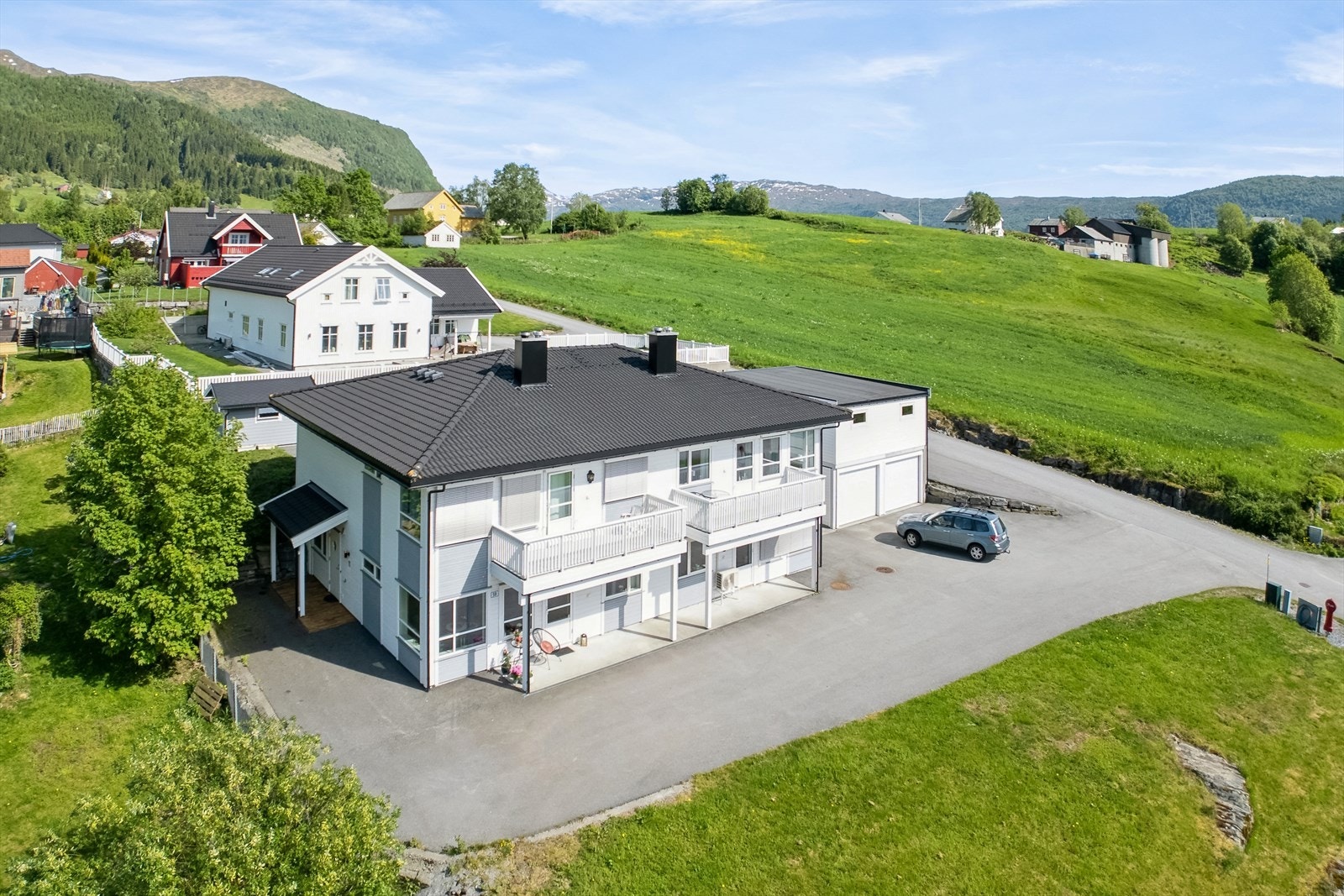 Leilegheita ligg i eit naturskjønt område på Haugen. Det er roleg og etablert område, med kort køyreavstand frå sentrumsfasilitetar Galleribilde