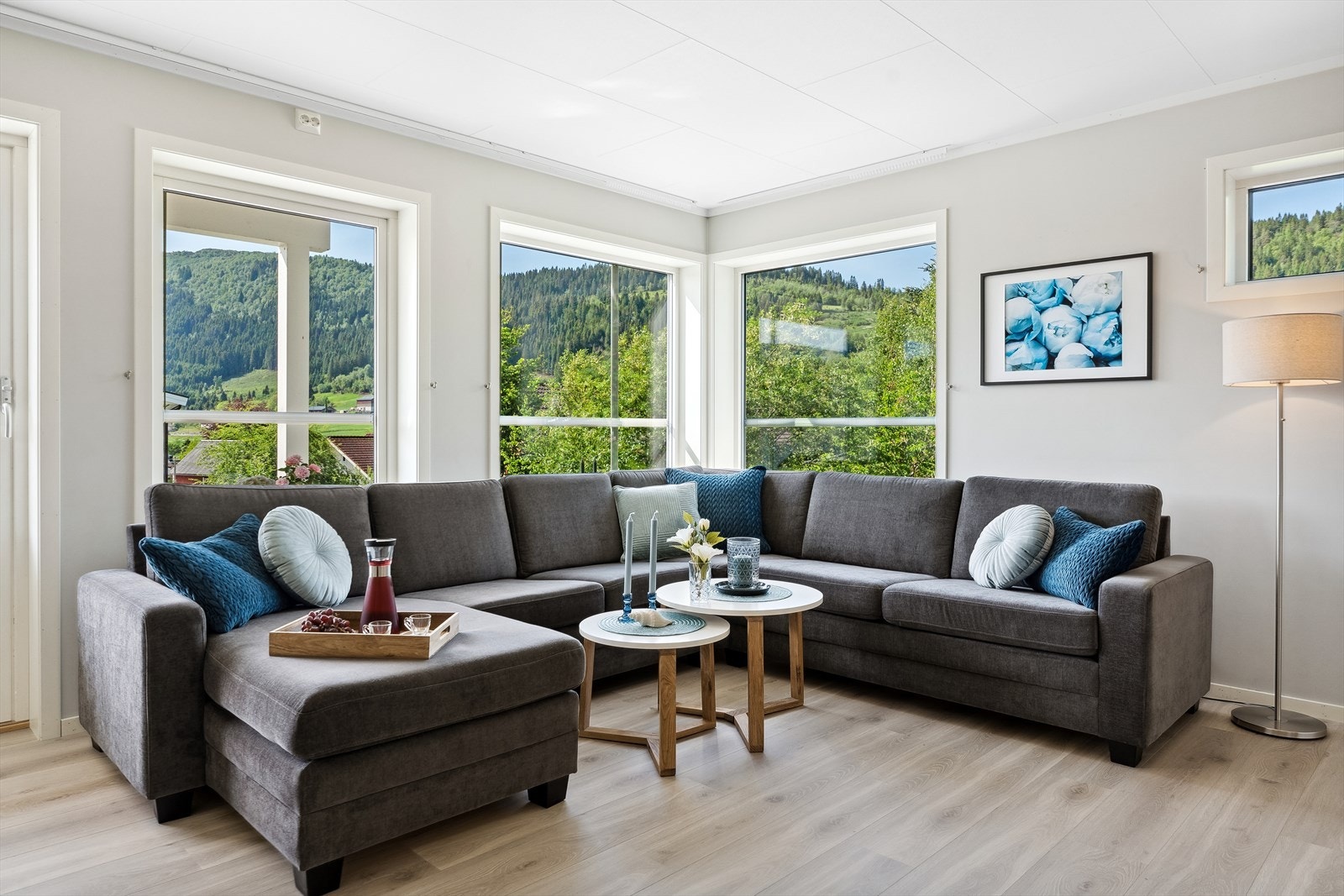 Stove med store vindaugsflater som slepp inn mykje lys og flott utsikt mot bygda og fjellheimen. Galleribilde