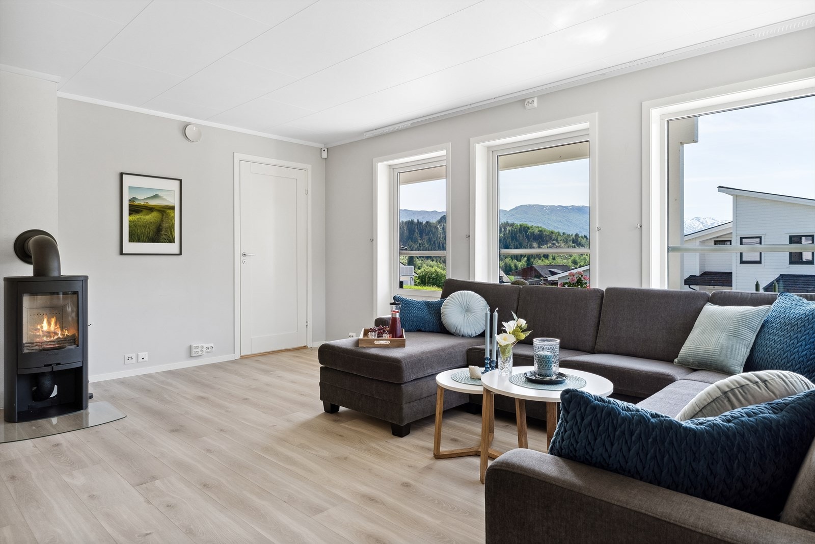 Frå stove/kjøkken kjem du ut til delvis overbygd, vestvendt uteområde. Galleribilde