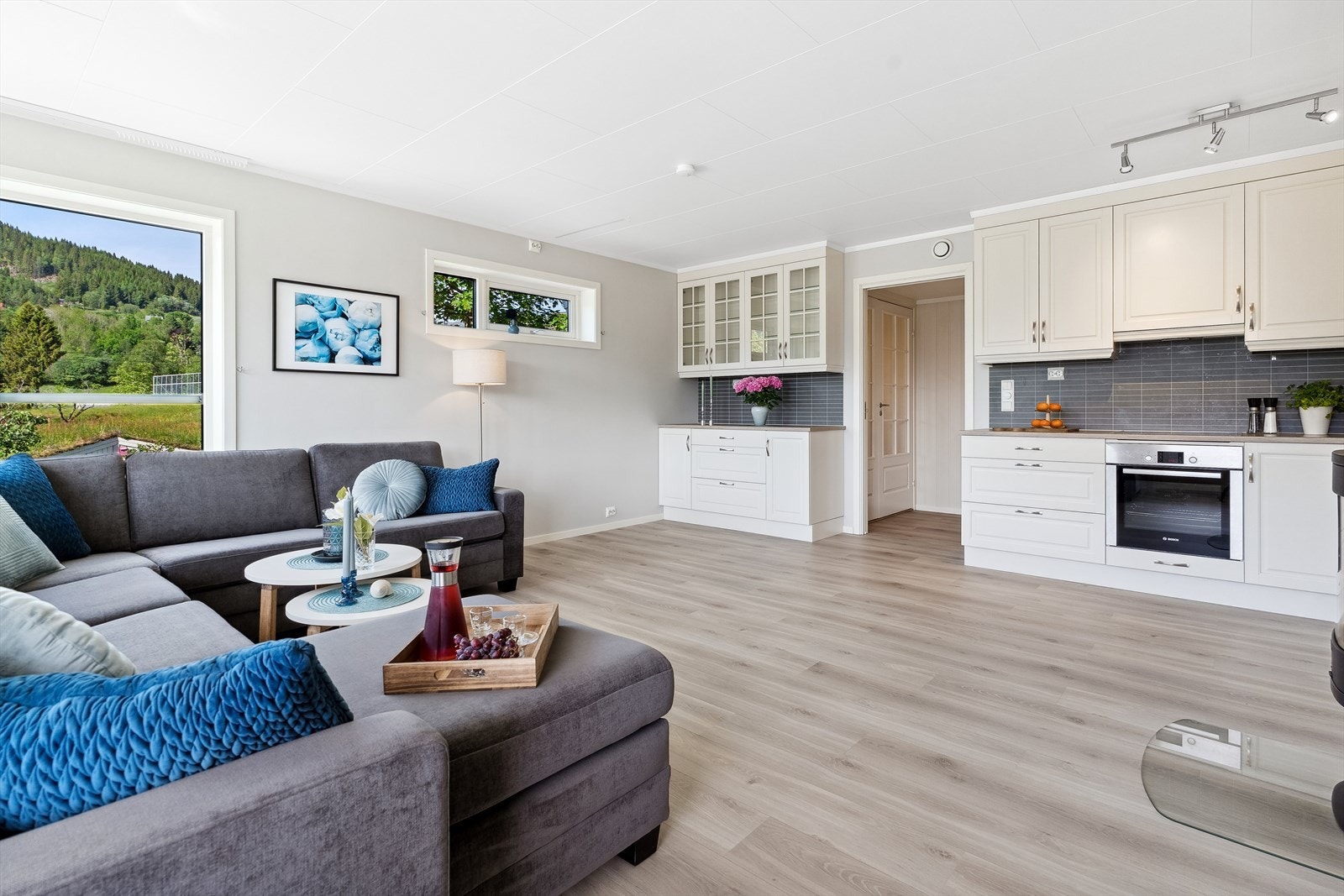 Plass for spisebord saman med sofagruppa! Her er det berre å flytte rett inn. Galleribilde