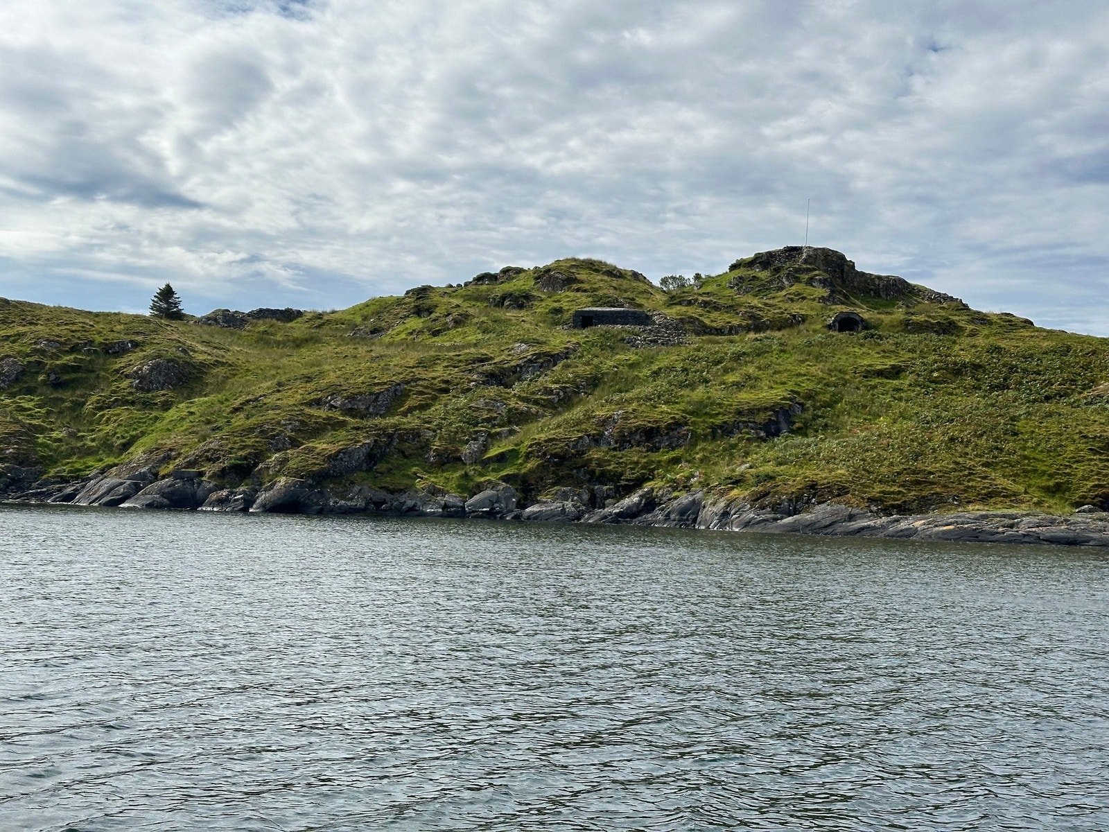 Den hemmelighetsfulle øyen (sett fra øst). Garasje til kanon eller kajakk nedenfor flaggstangen. Galleribilde