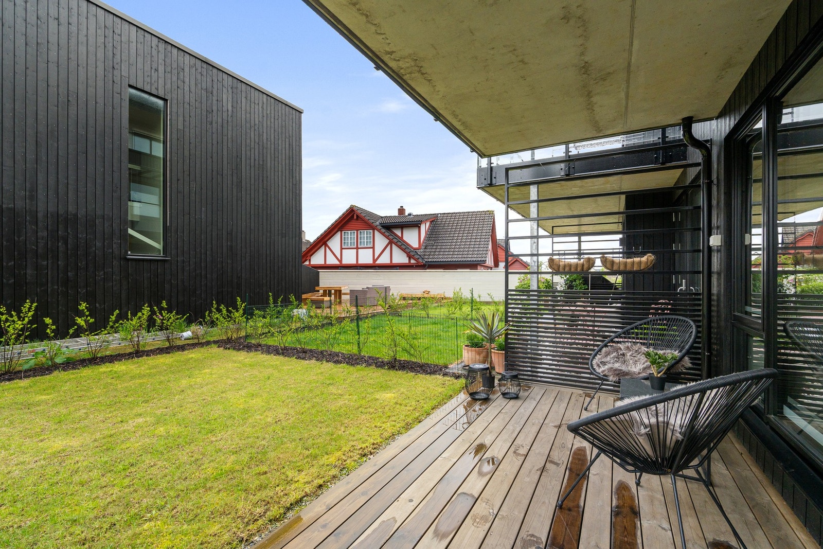 Praktisk og hyggelig uteområde med plass til utemøbler, grill og hyggelige sommerkvelder. Galleribilde