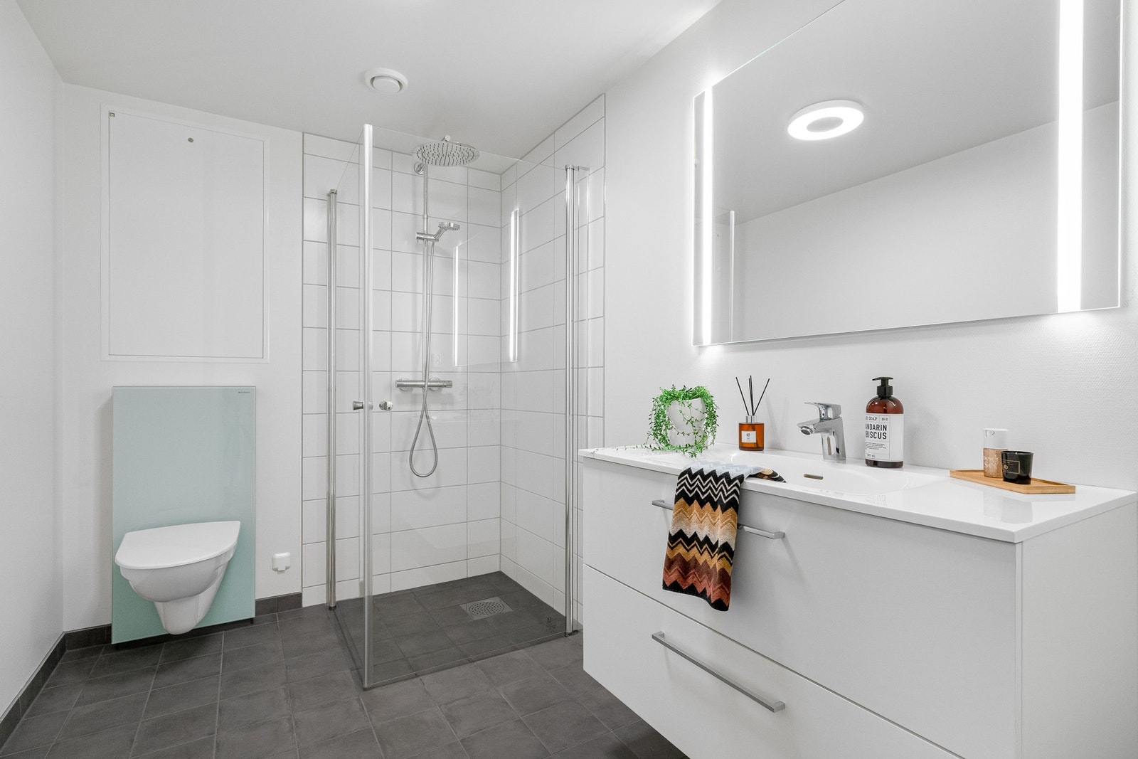Moderne, helfliset bad med et stilrent uttrykk. Galleribilde