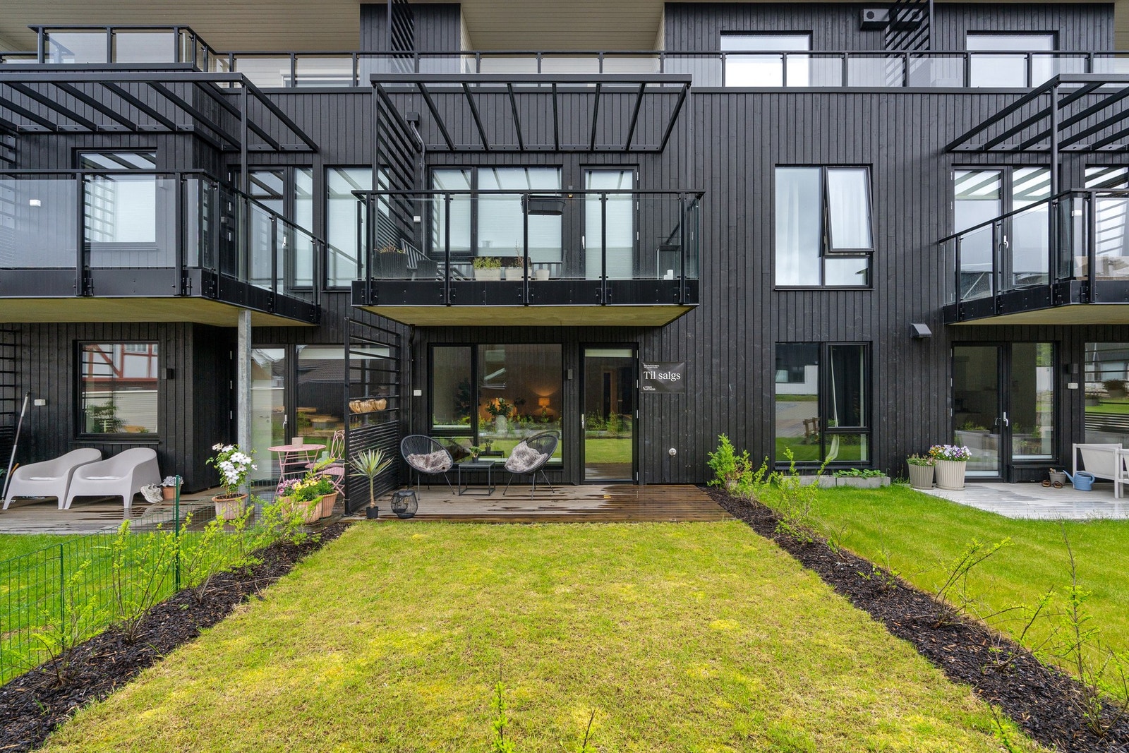 Uteområde med terrasse og plen, fint for både rolige morgener og sosiale kvelder. Galleribilde