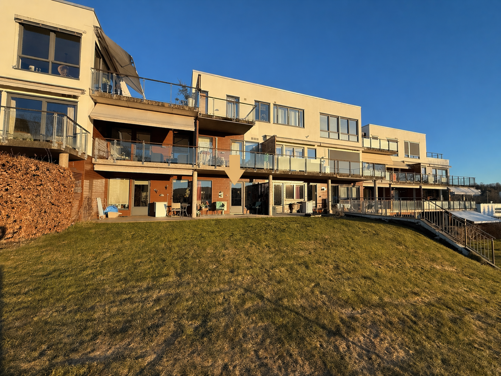 Fasaden sett fra hagen / fellesområdet. Galleribilde
