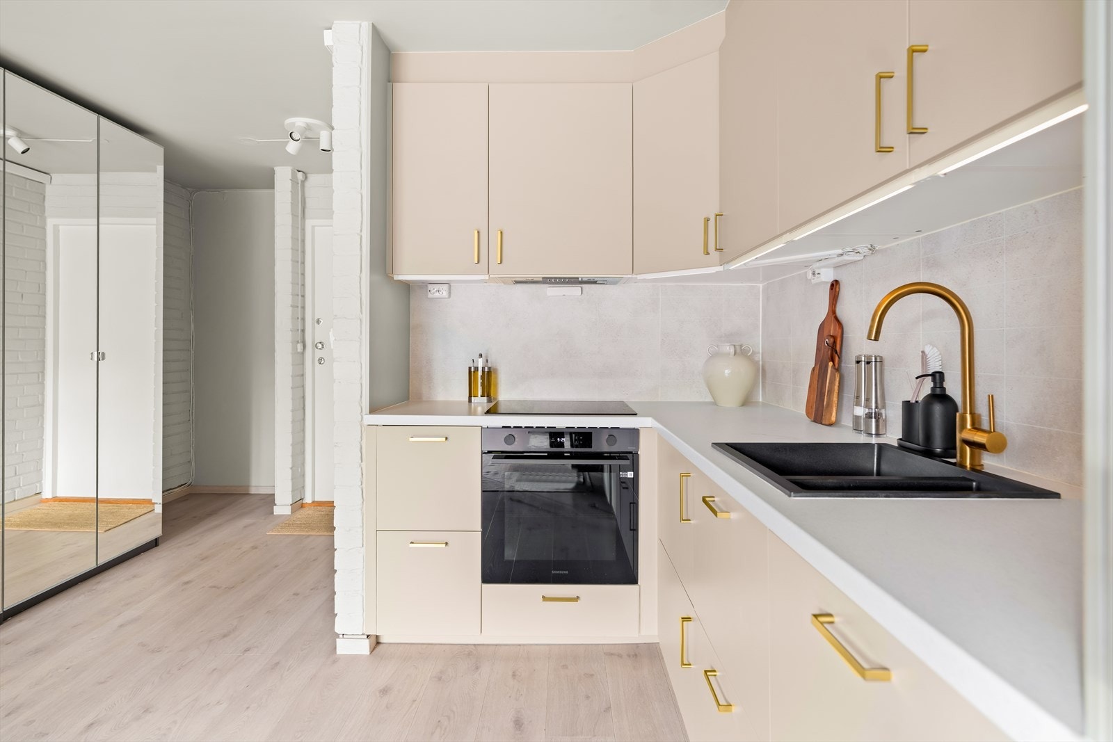 Stilren kjøkkeninnredning fra IKEA som kler rommet godt. Galleribilde
