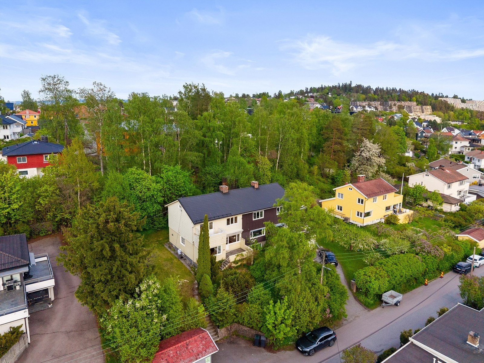 Eiendommen har en rolig beliggenhet i en gate med lite gjennomgangstrafikk. Galleribilde