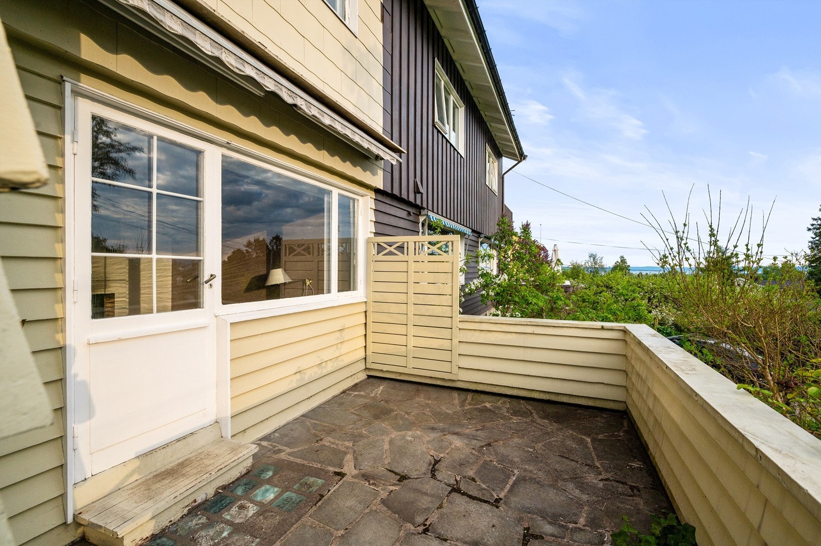 Vestvendt terrasse med god plass til sittegruppe. Ekstra lagringsplass under terrassen Galleribilde