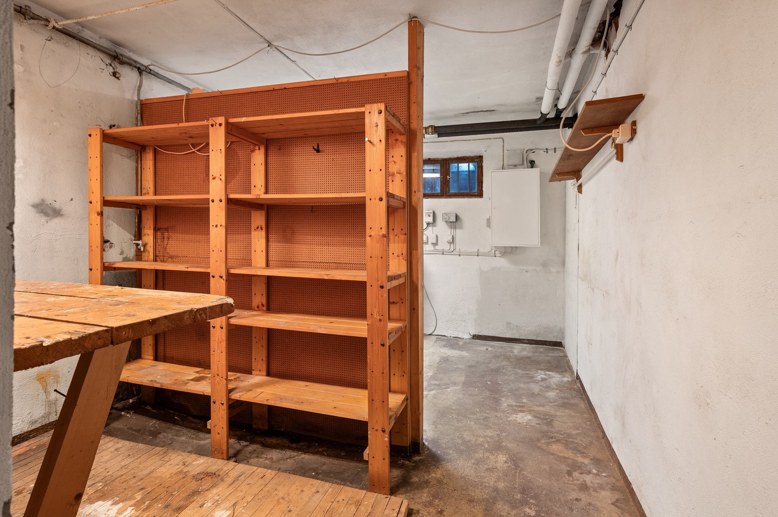Stort vaskerom/hobbyrom med opplegg for vaskemaskin og god arbeidsplass. Galleribilde