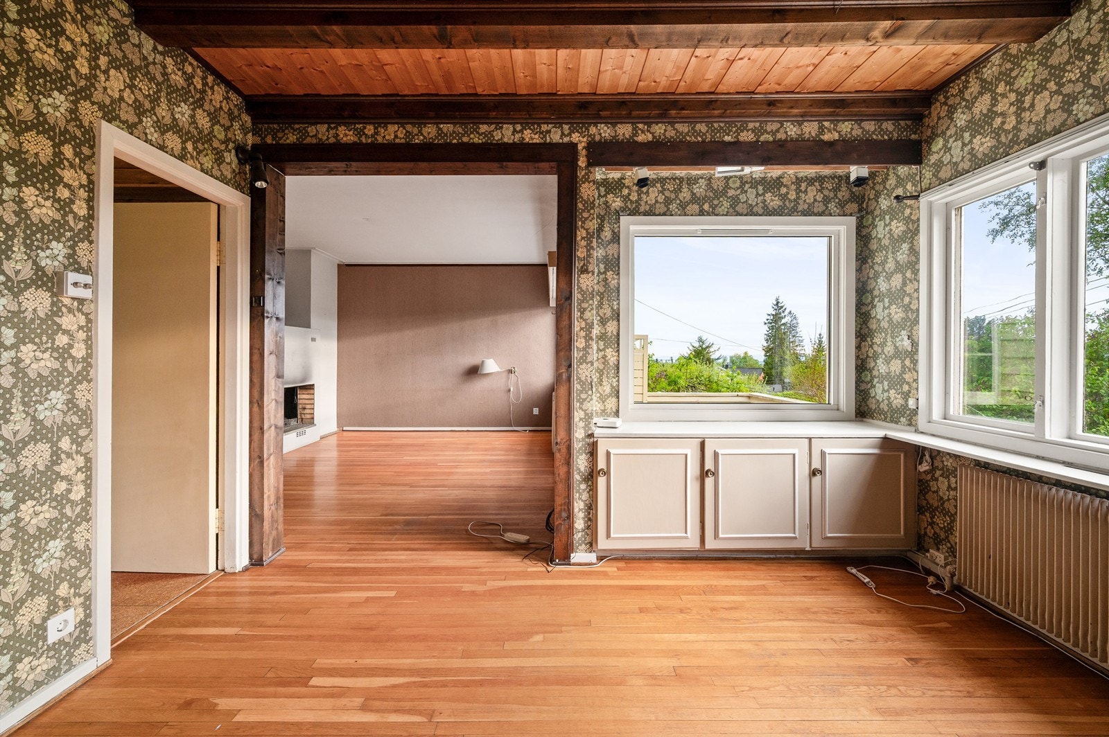Spisestuen ligger i åpen forbindelse med stuen og har plass til et stort spisebord. Galleribilde