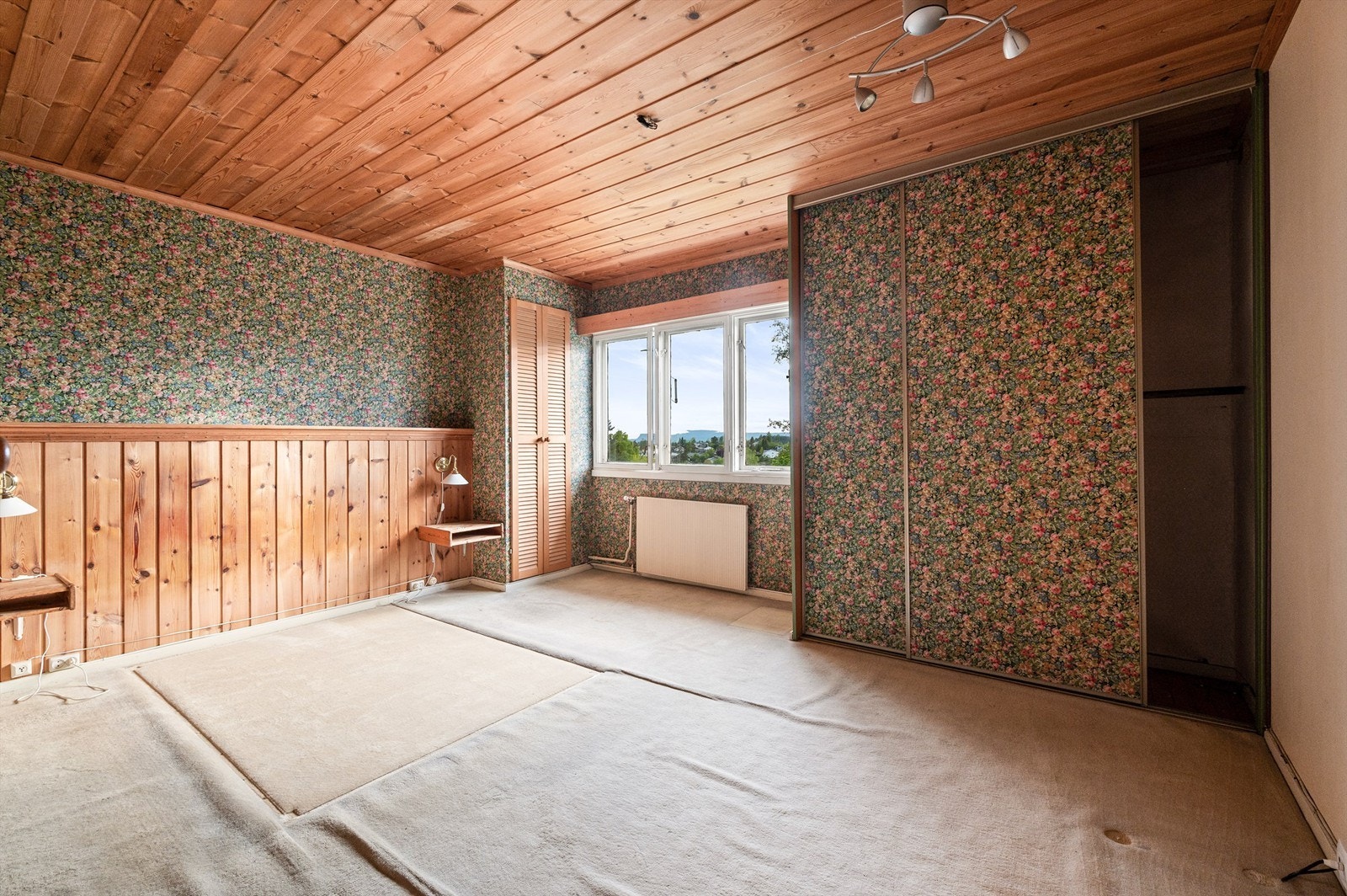 Romslig hovedsoverom med god plass til dobbeltseng og garderobeløsning. Galleribilde