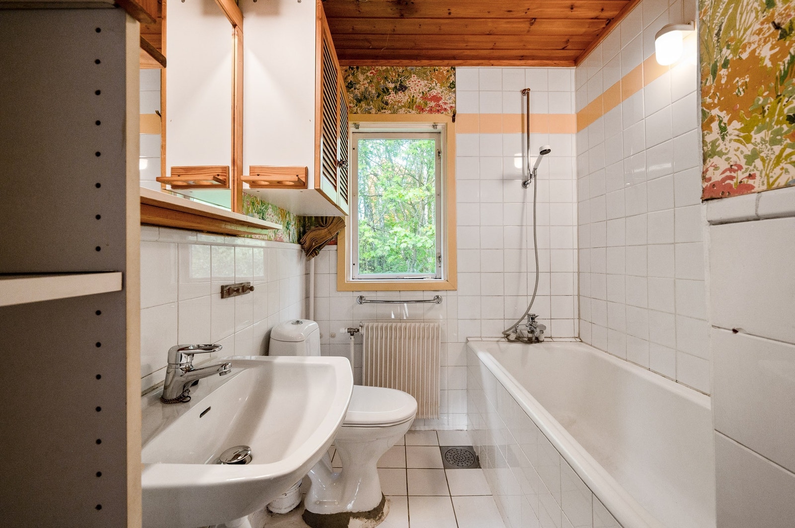 Badet i andre etasje er innredet med badekar, servant og toalett. Galleribilde