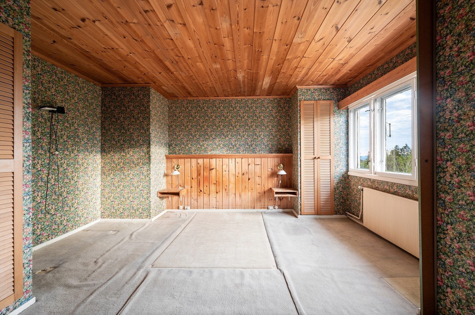 Rommet har panel i taket og store vindusflater mot vest. Galleribilde