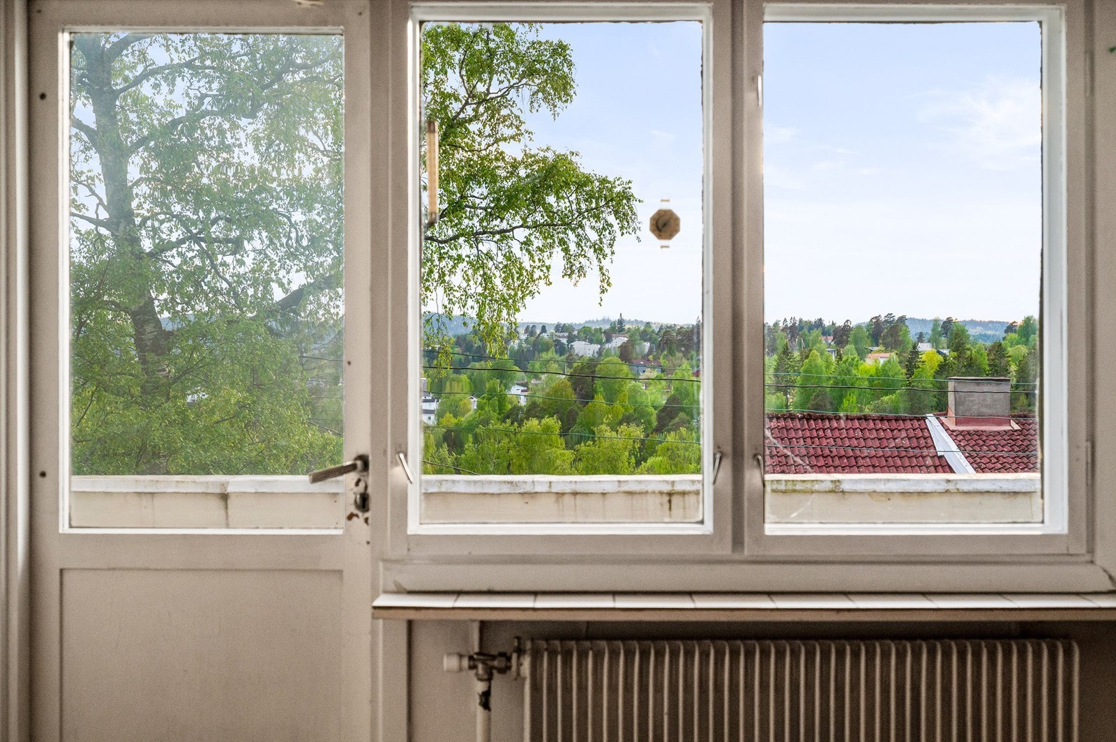 Fra stuen er det utgang til en vestvendt terrasse på ca. 11 kvm med gode solforhold. Galleribilde