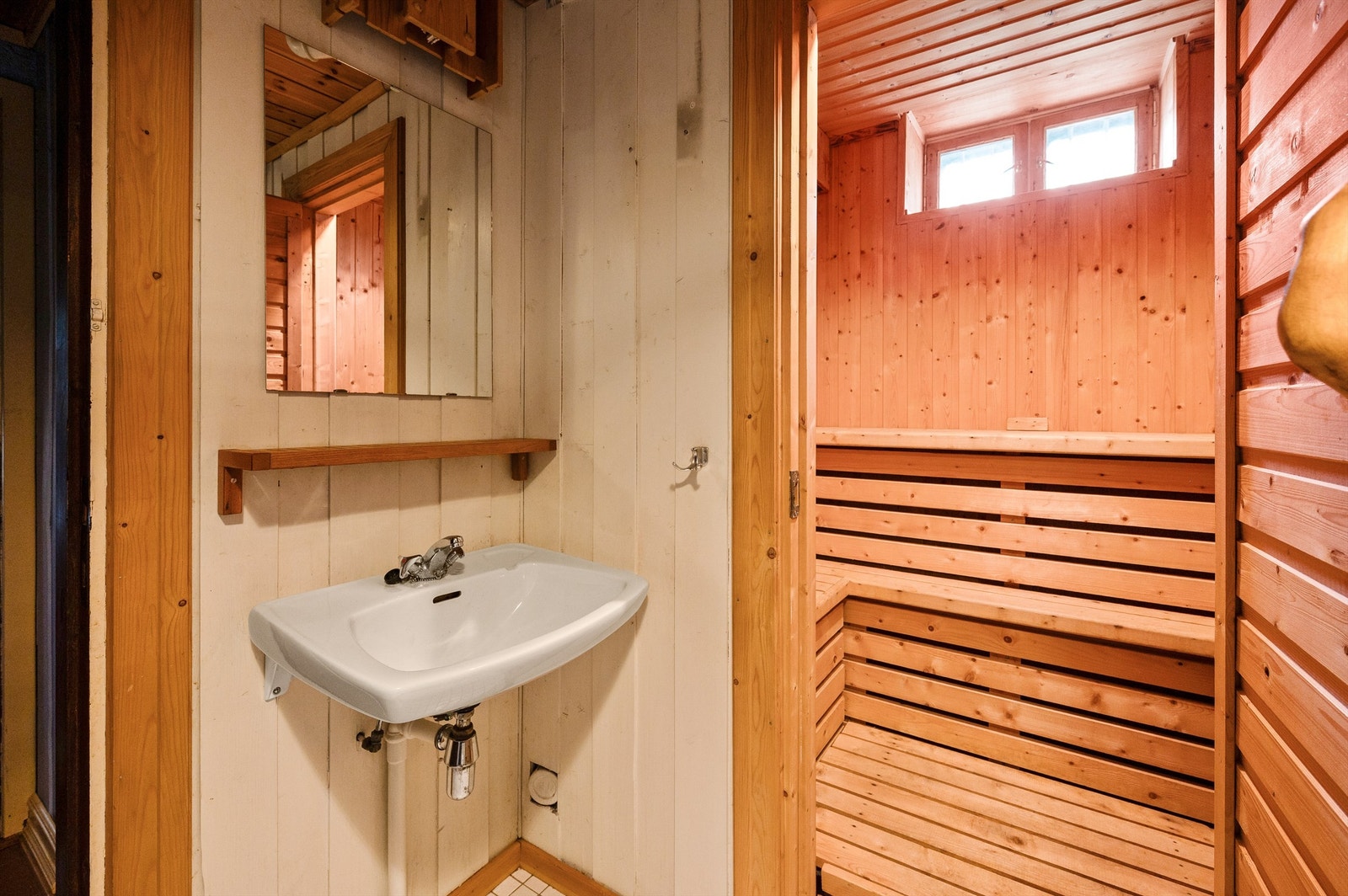 I tilknytning til badet i kjelleren ligger en badstue. Bad og badstue er opprinnelig byggemeldt som bod. Bad og badstue er dermed ikke godkjent til varig opphold, se salgsoppgave for nærmere info. Galleribilde