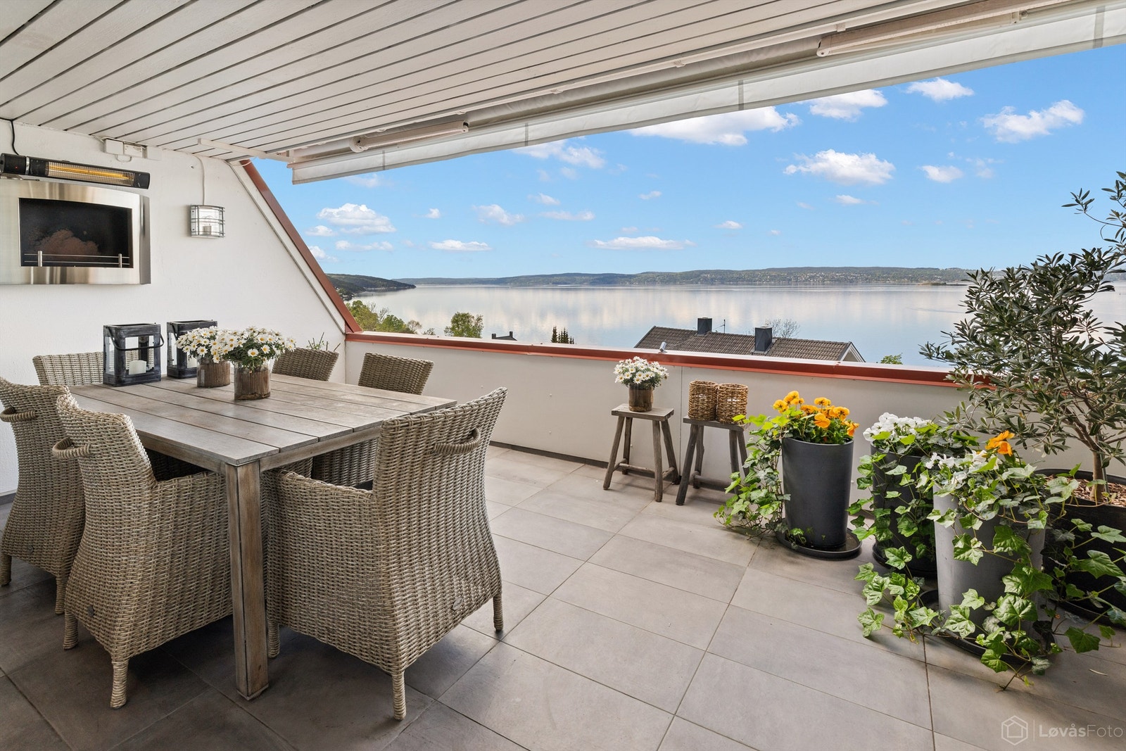 Terrassen med utgang fra spiestuen haar god plass til møblering i forskjellige soner. Galleribilde