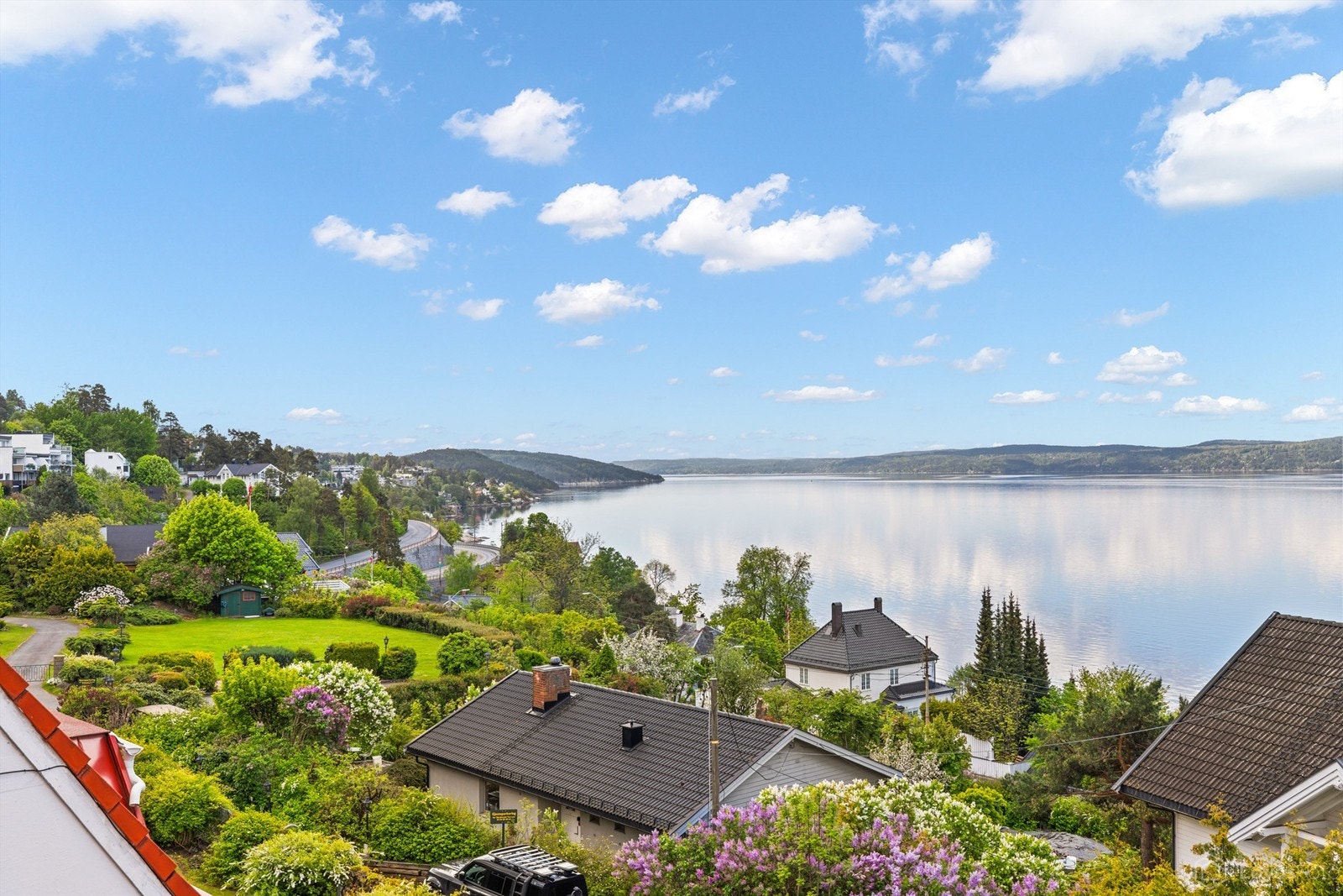 Utsikt over sameiets fellesarealer med fjorden i bakgrunnen. Galleribilde