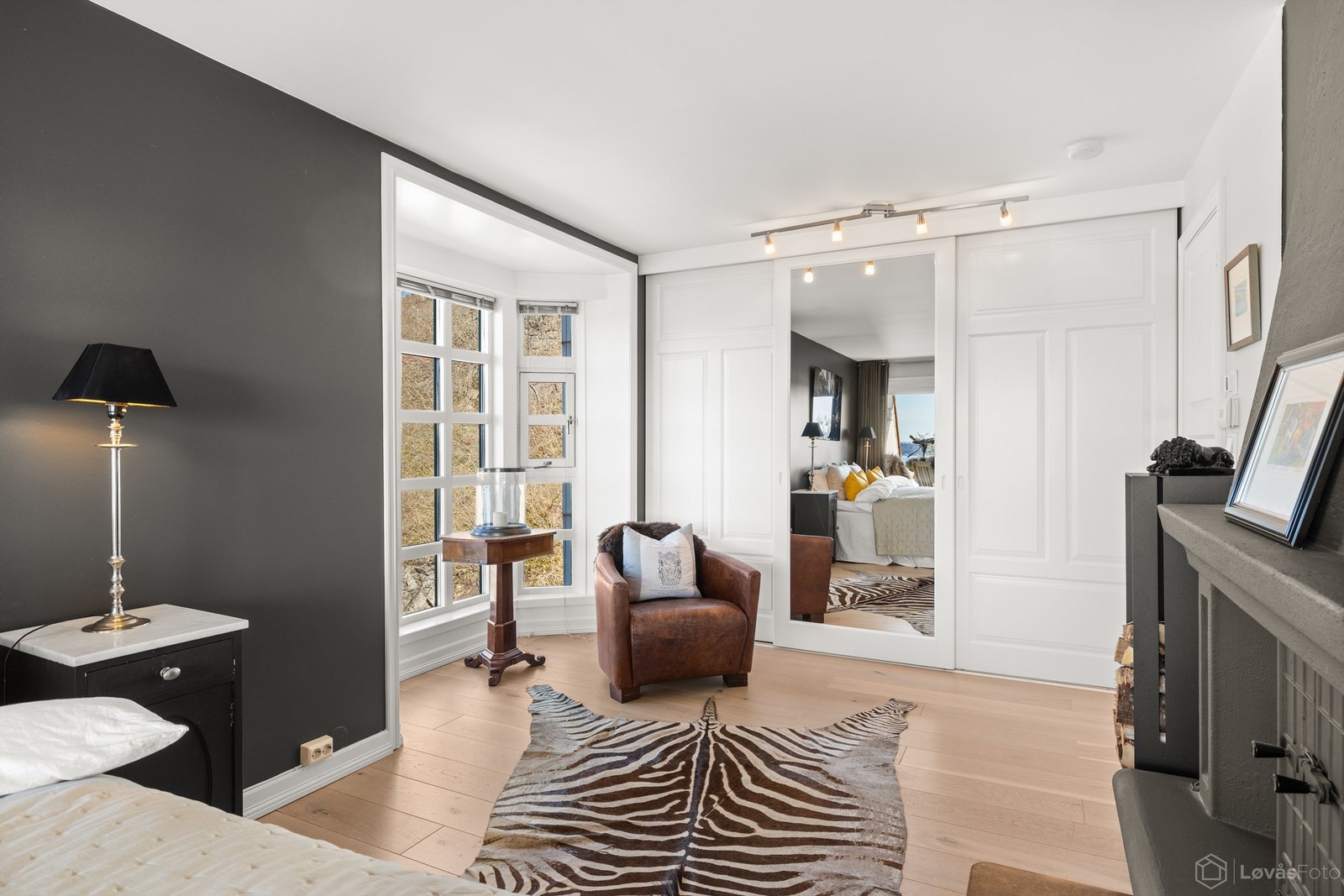 En stor skyvedørsgarderobe gir rikelig med plass til oppbevaring. Galleribilde