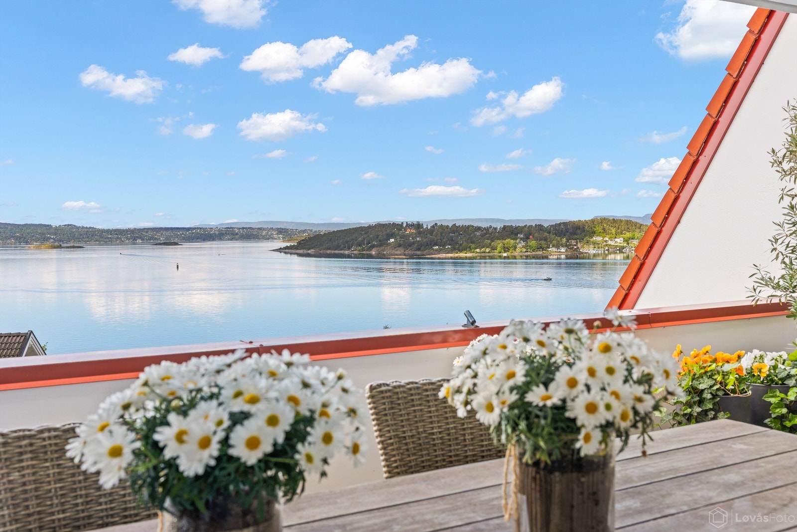 En usjenert uteplass med panoramautsikt over fjorden, øyene og Nesoddlandet. Galleribilde