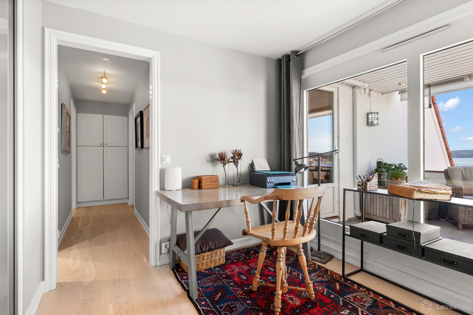 Et eget kontor gir fleksibilitet for hjemmearbeid. Rommet har parkett og innebygd garderobe. Galleribilde