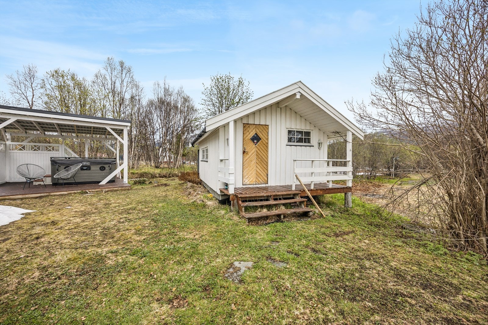 Eiendommen har et frittstående anneks på 16 m², samt et overbygg for jacuzzi. Galleribilde