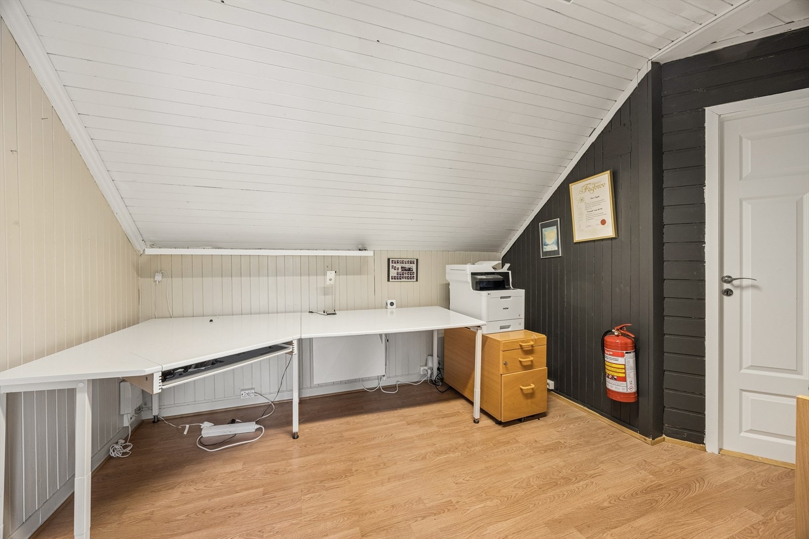 Mellomgangen i loftetasjen er innredet med kontorpult og fungerer som en praktisk og hyggelig arbeidsplass, godt egnet for hjemmearbeid eller studier. Galleribilde
