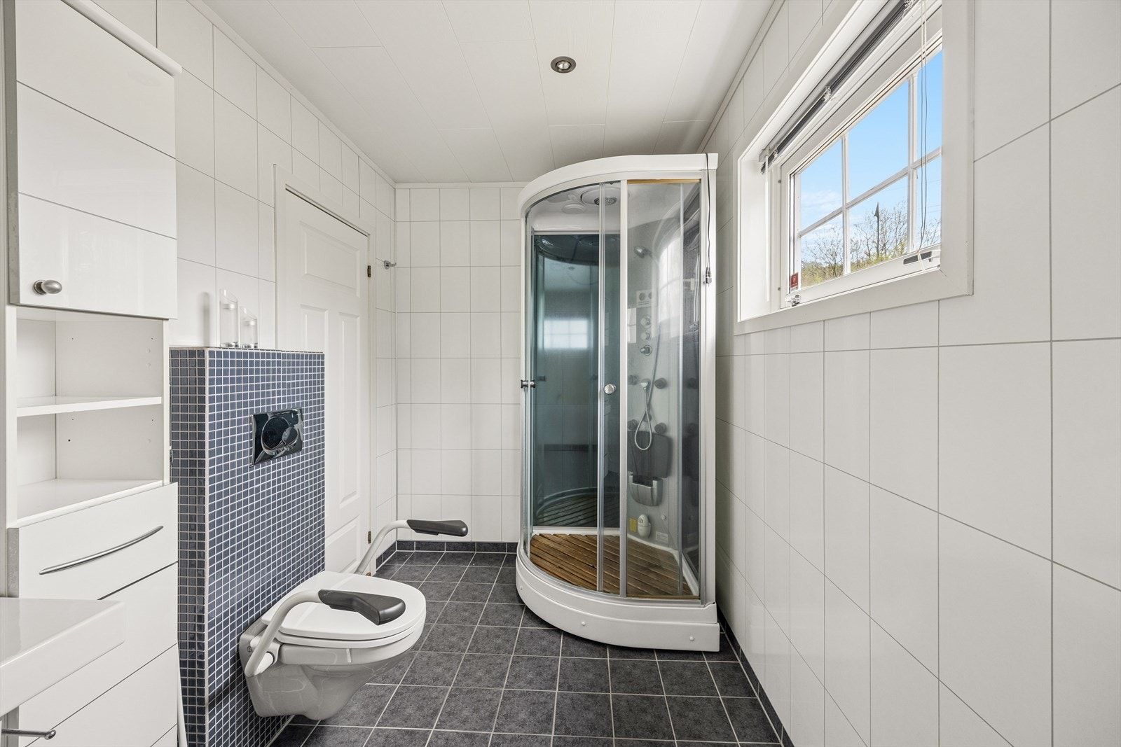 Badet ble oppgradert i 2010 og har vegghengt toalett og dusjkabinett. Galleribilde